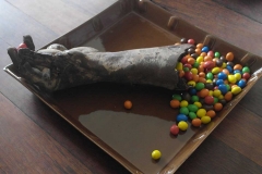 Moulage d'une main en chocolat noir et confiserie M&M's